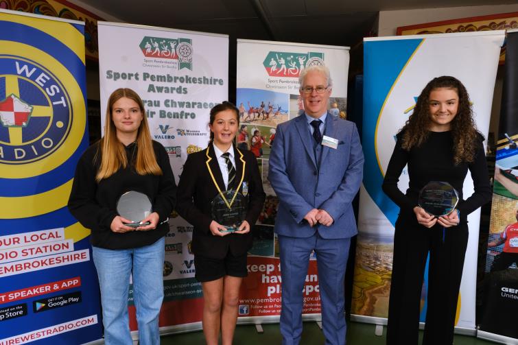 01 Girls achievement under 16 winner and finalists